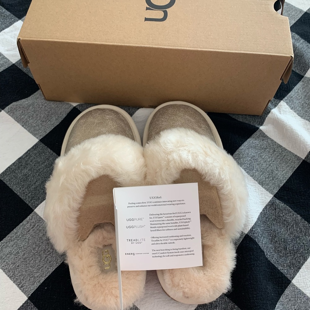 SOLD - Ugg Cozy II Slippers Little Kid Size  3 - Picture 6 of 7